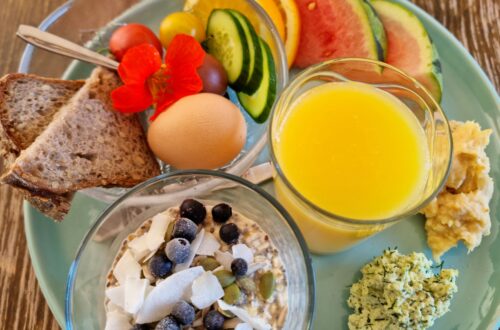 Medical medium inspirerad frukost med frukt och bär